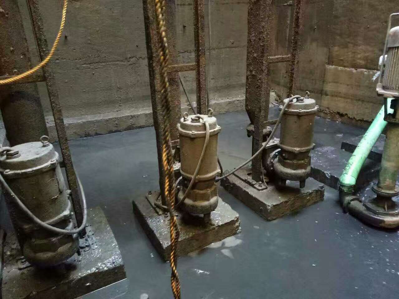 铜鼓污水池清理